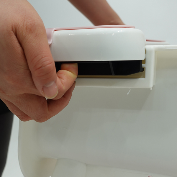 Food tray adjustment button