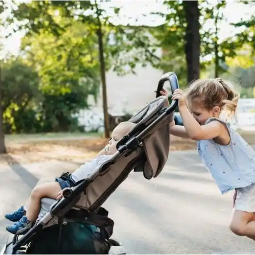Avis aux parents et aux vendeurs ! Les nouvelles règles européennes de sécurité pour les poussettes entrent en vigueur le 30 janvier 2025.