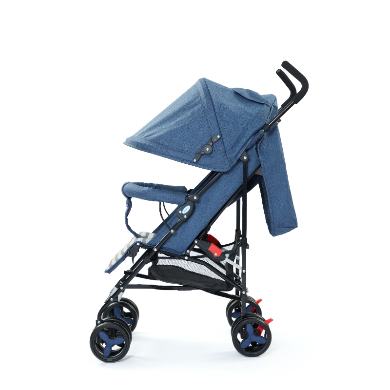 Peut-on placer un bébé de quatre mois dans une poussette parapluie ?